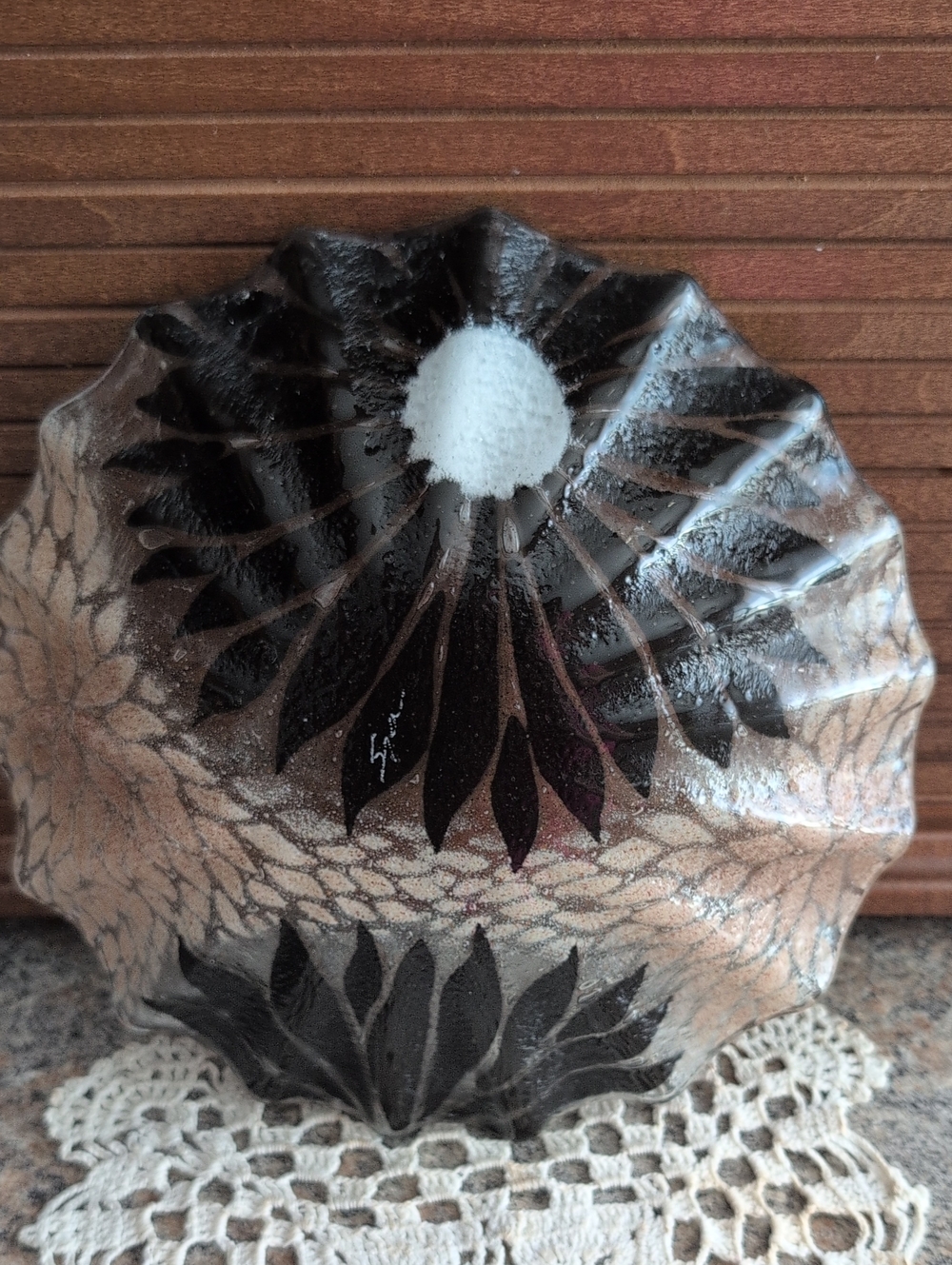 Sydenstricker Fused Glass Black White Flower Scalloped Plate Signed - Picture 7 of 10